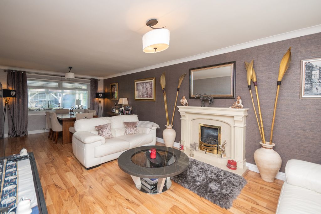 Property photo 3 of 32 Lounge