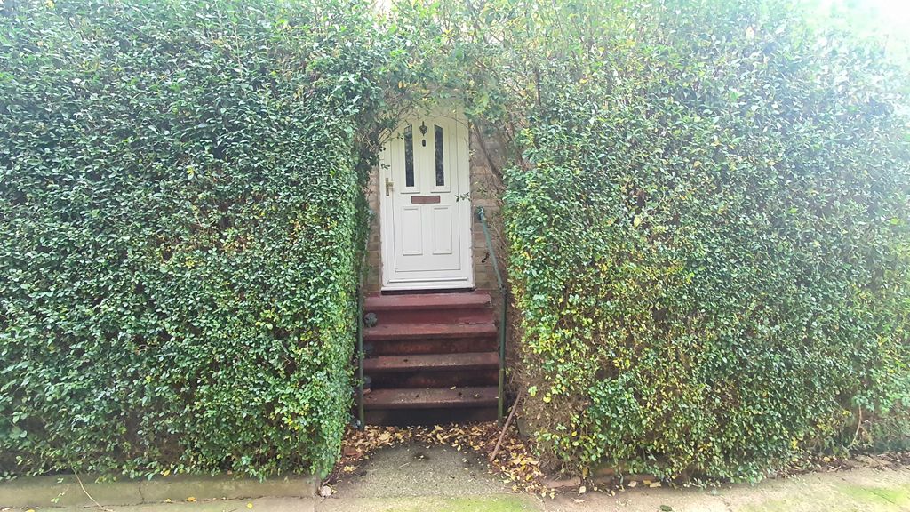 Property photo 1 of 21 2 Bed Maisonette For Sale Grove Road, Cockfosters En4