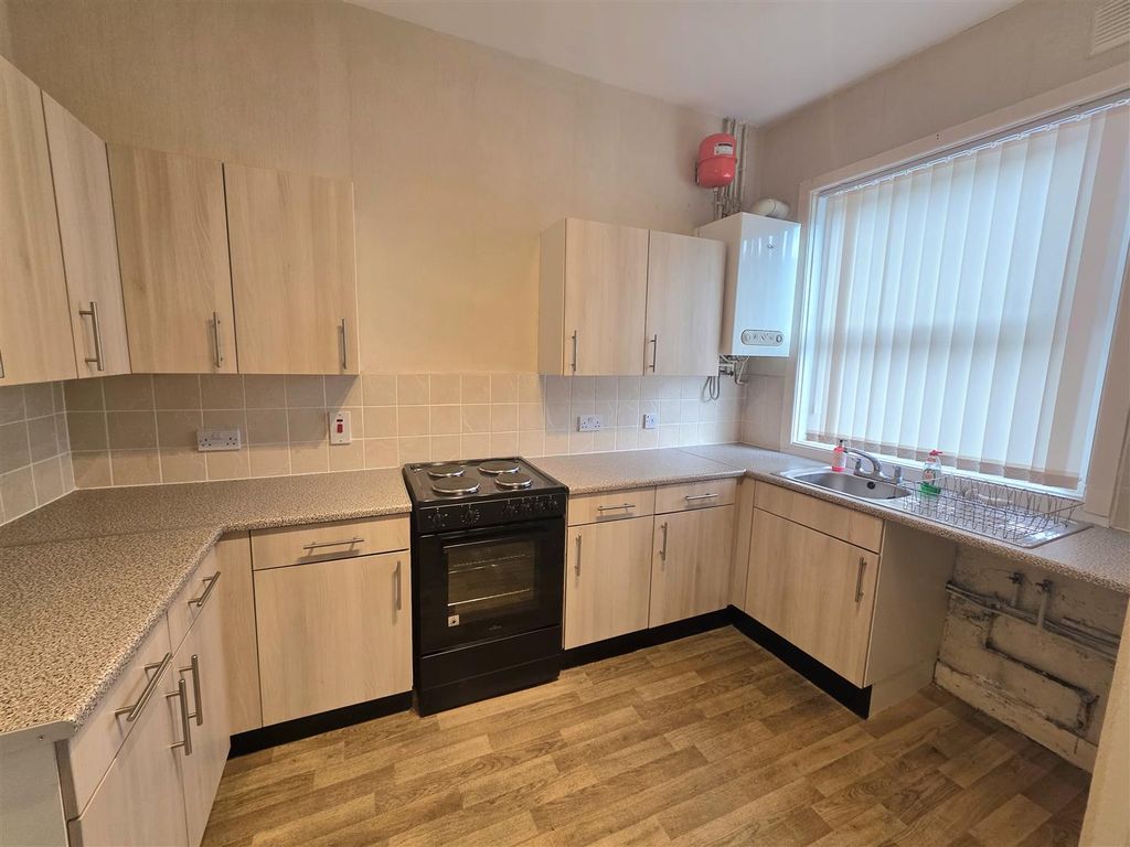 Property photo 3 of 11 Kitchen