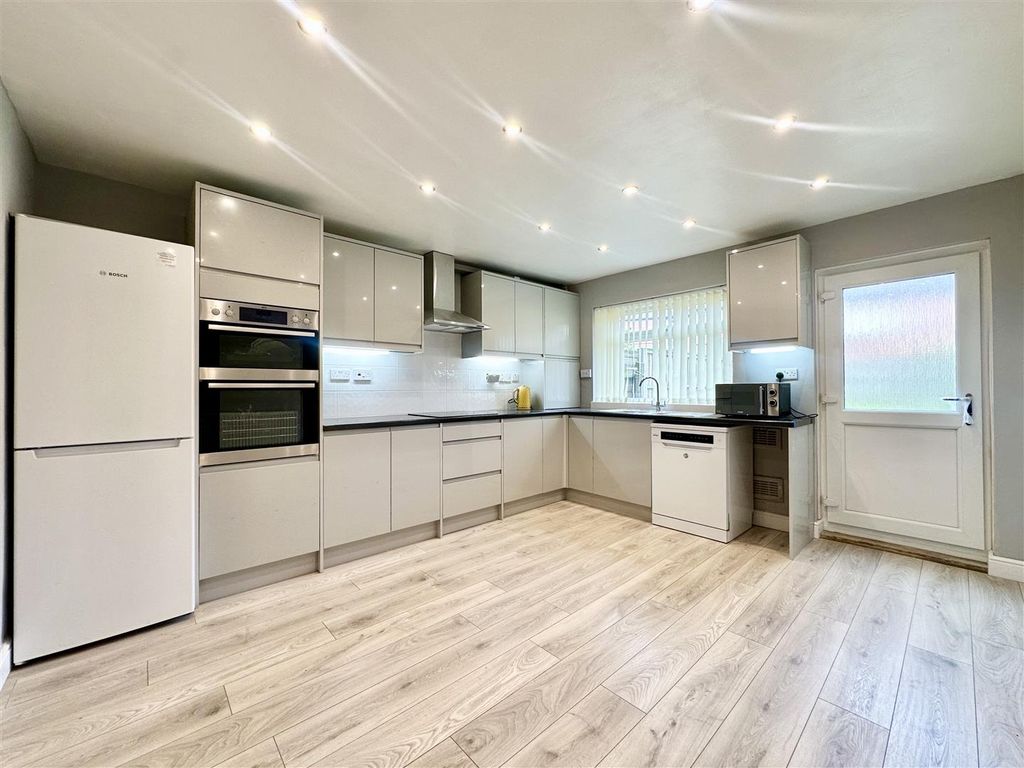 Property photo 1 of 14 Kitchen/Dining