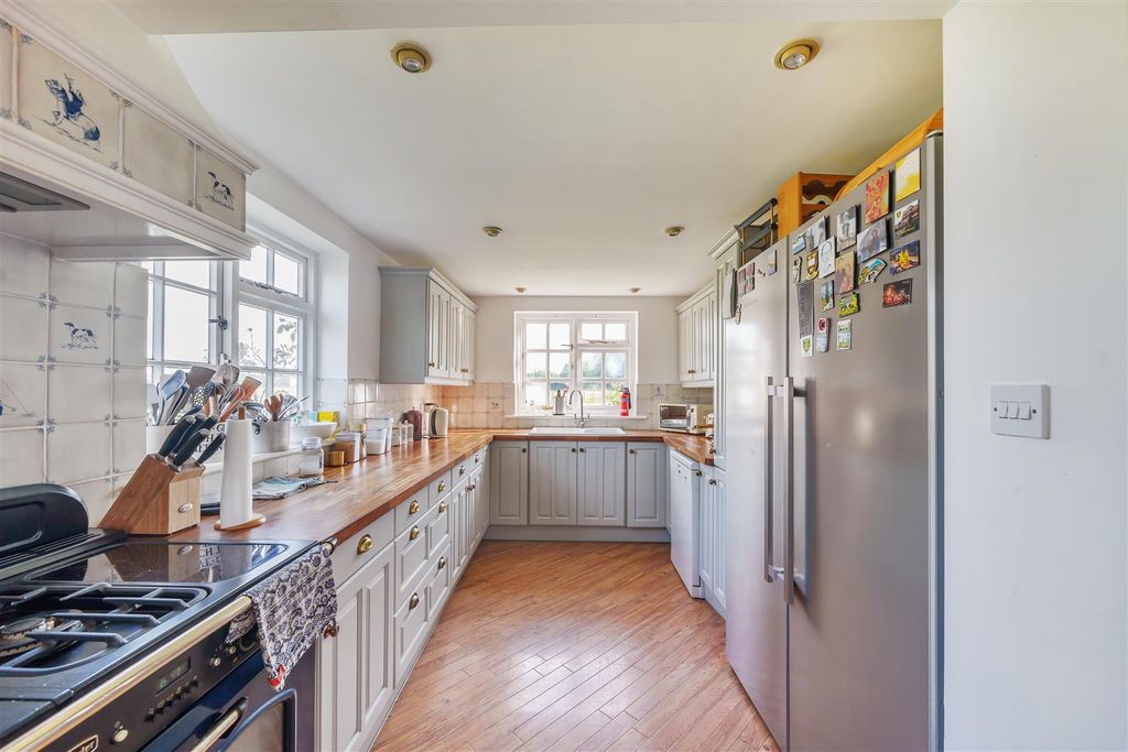 Property photo 3 of 23 Kitchen