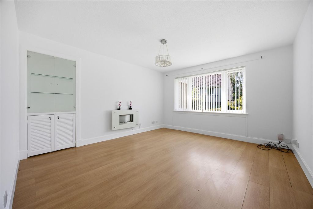 Property photo 2 of 11 04-27_Haystack_Place_Lenzie_004.Jpg