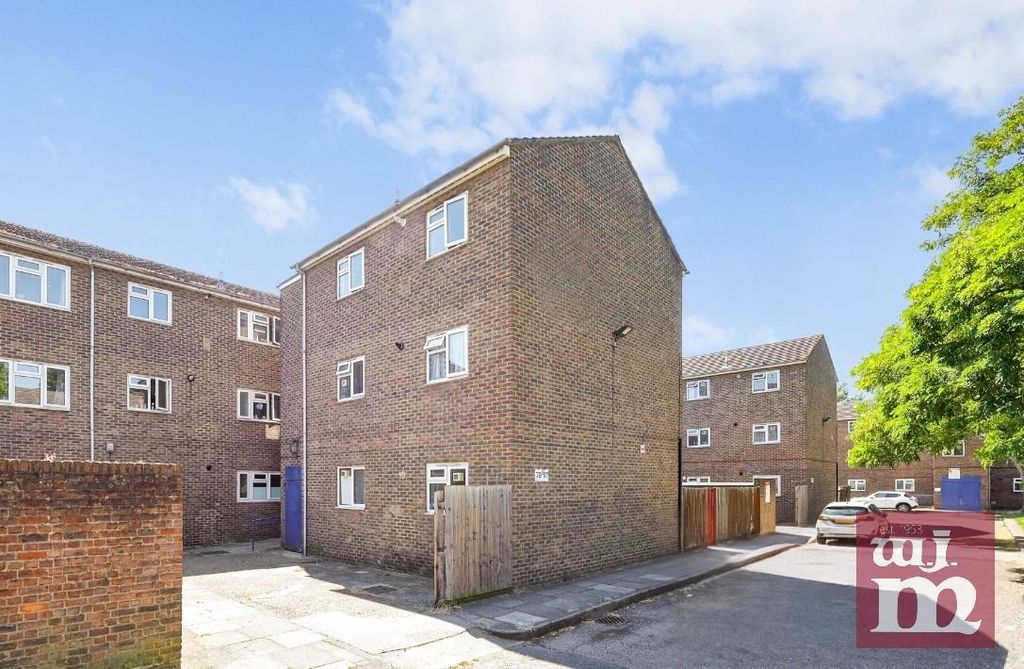 Property photo 1 of 15 Brierly Gardens