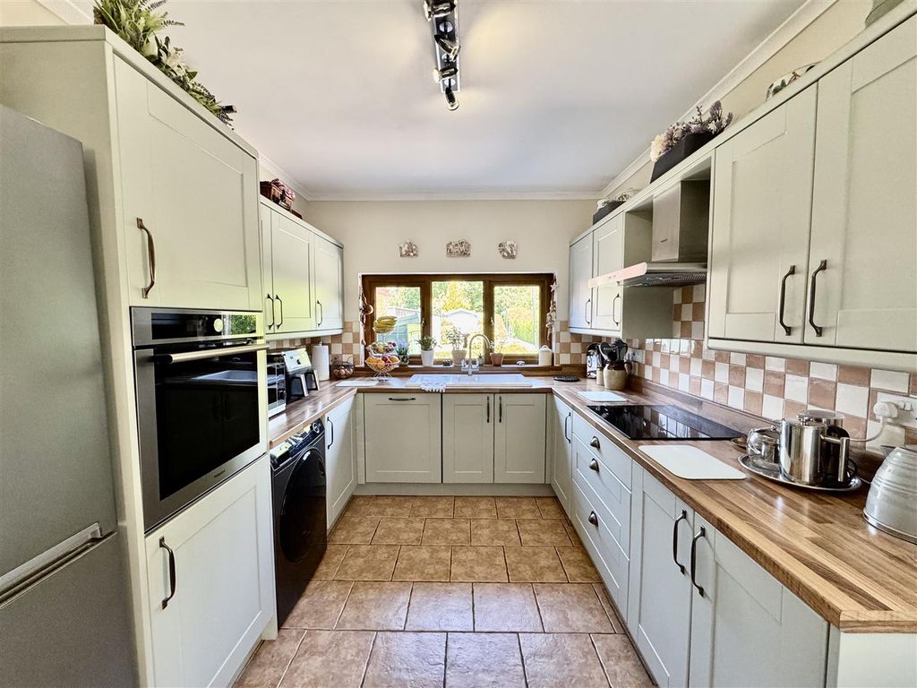 Property photo 3 of 23 Kitchen