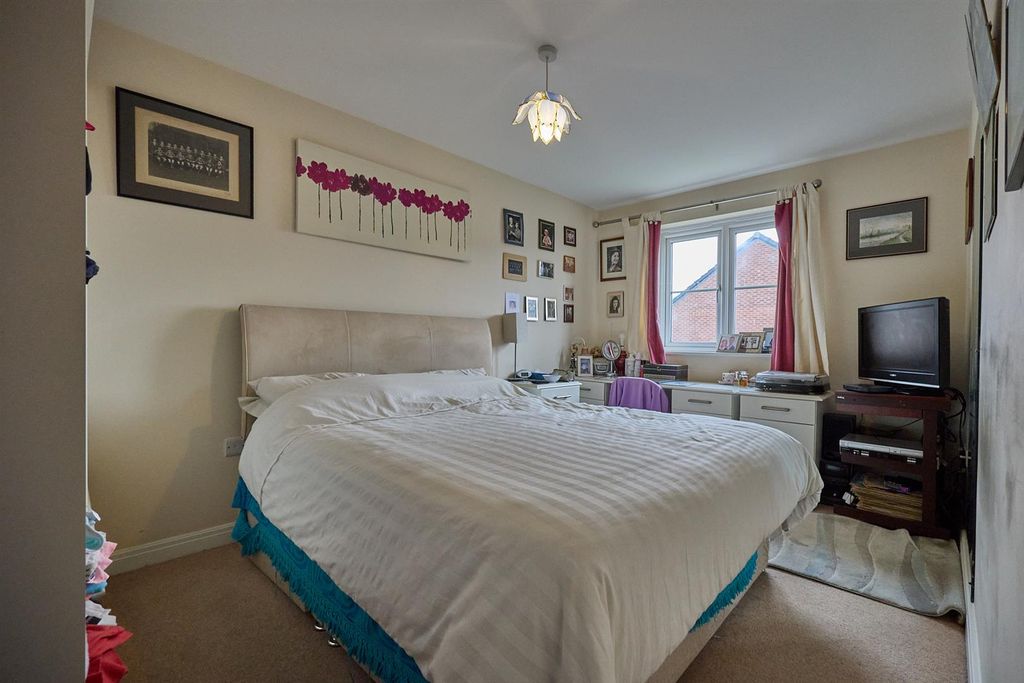 Property photo 2 of 8 Bedroom One To Rear