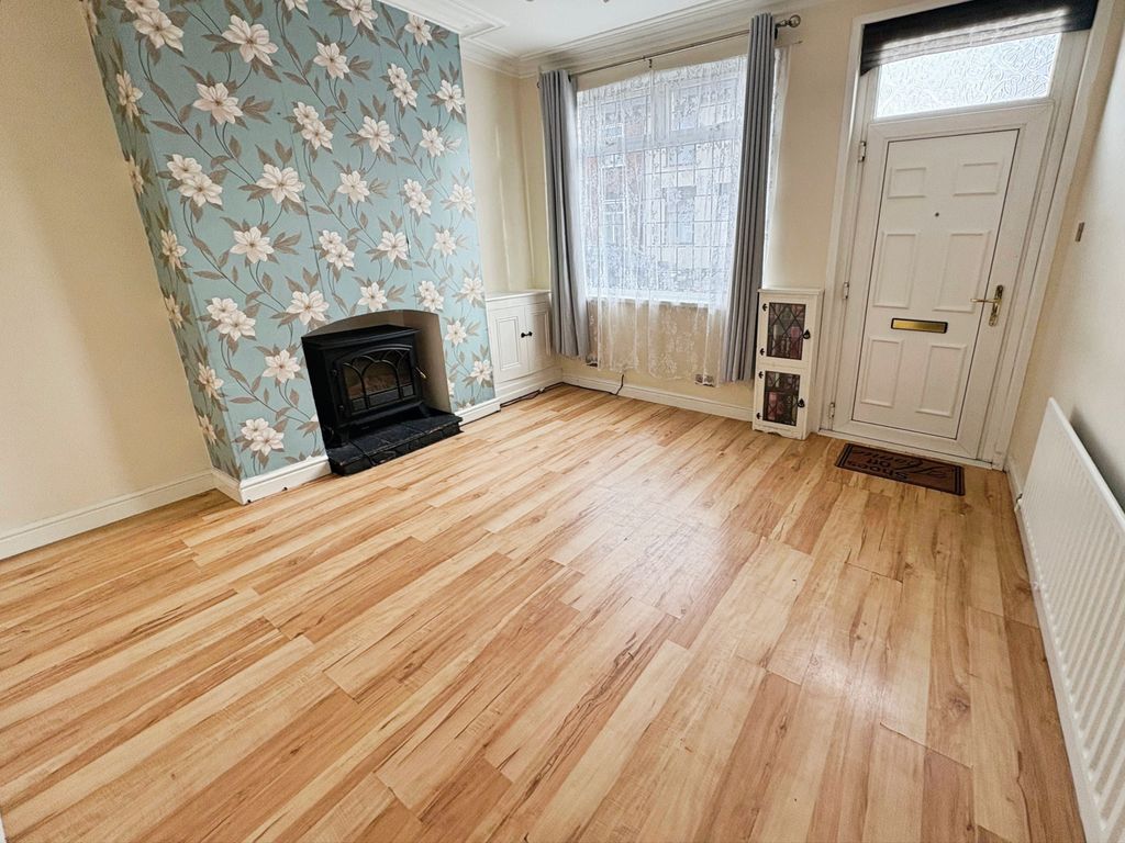 Property photo 3 of 13 Lounge