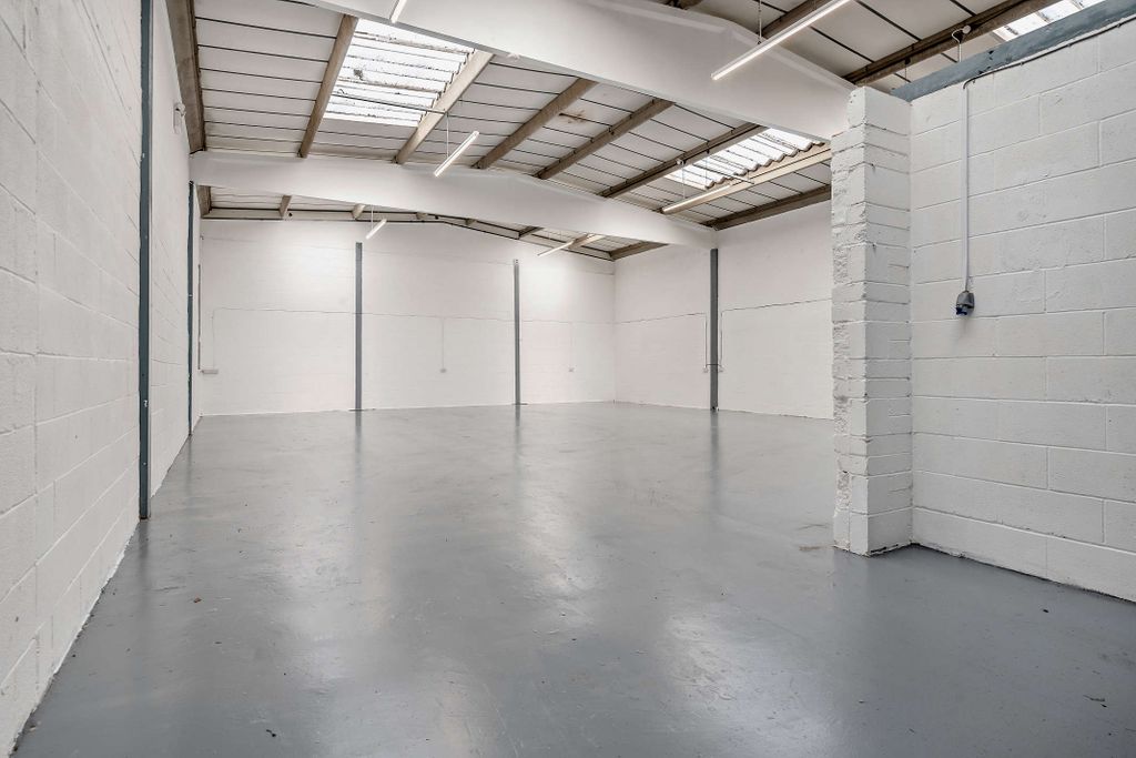 Property photo 3 of 14 8687432-Interior12-800