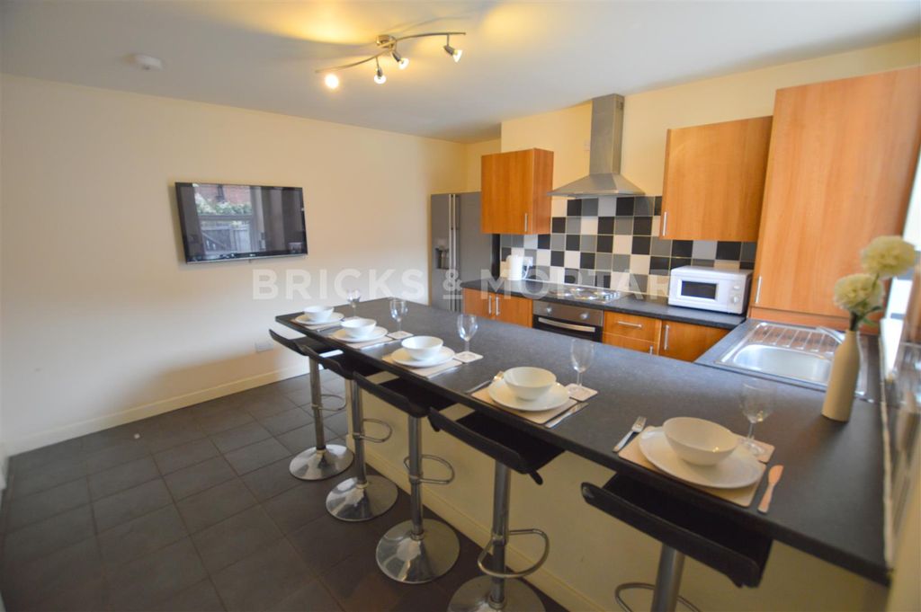 Property photo 2 of 12 32 Warwick Street Kitchen.Jpg