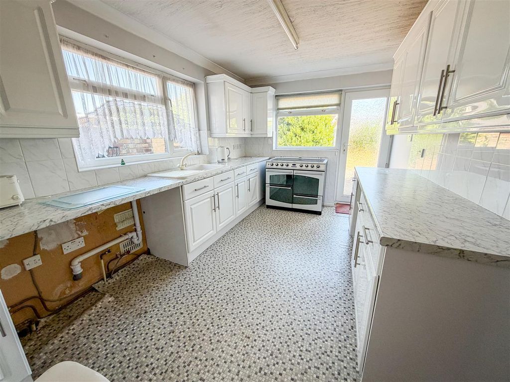 Property photo 3 of 19 Kitchen
