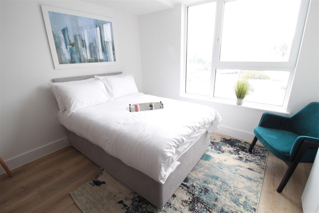 Property photo 3 of 8 Bed Area.Jpg