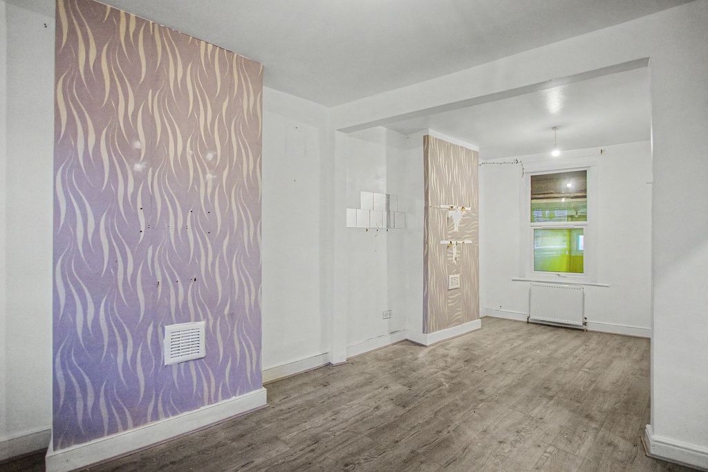 Property photo 3 of 17 69 Dames Road, London E7 0Dw