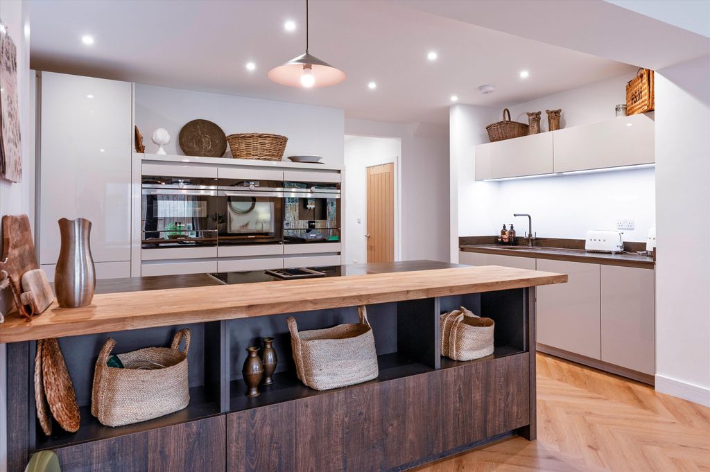 Property photo 2 of 33 Image