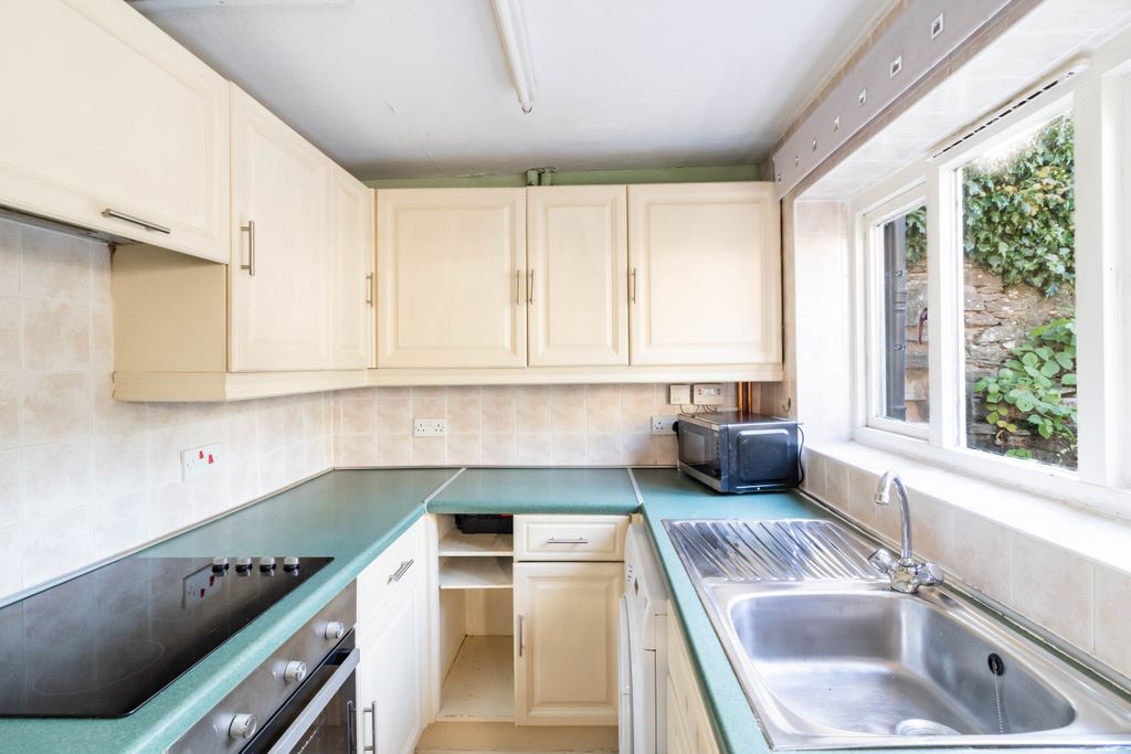 Property photo 3 of 28 Kitchen