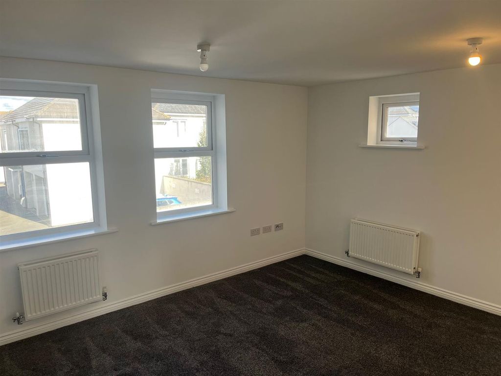 Property photo 2 of 7 28 Littledale  Lounge