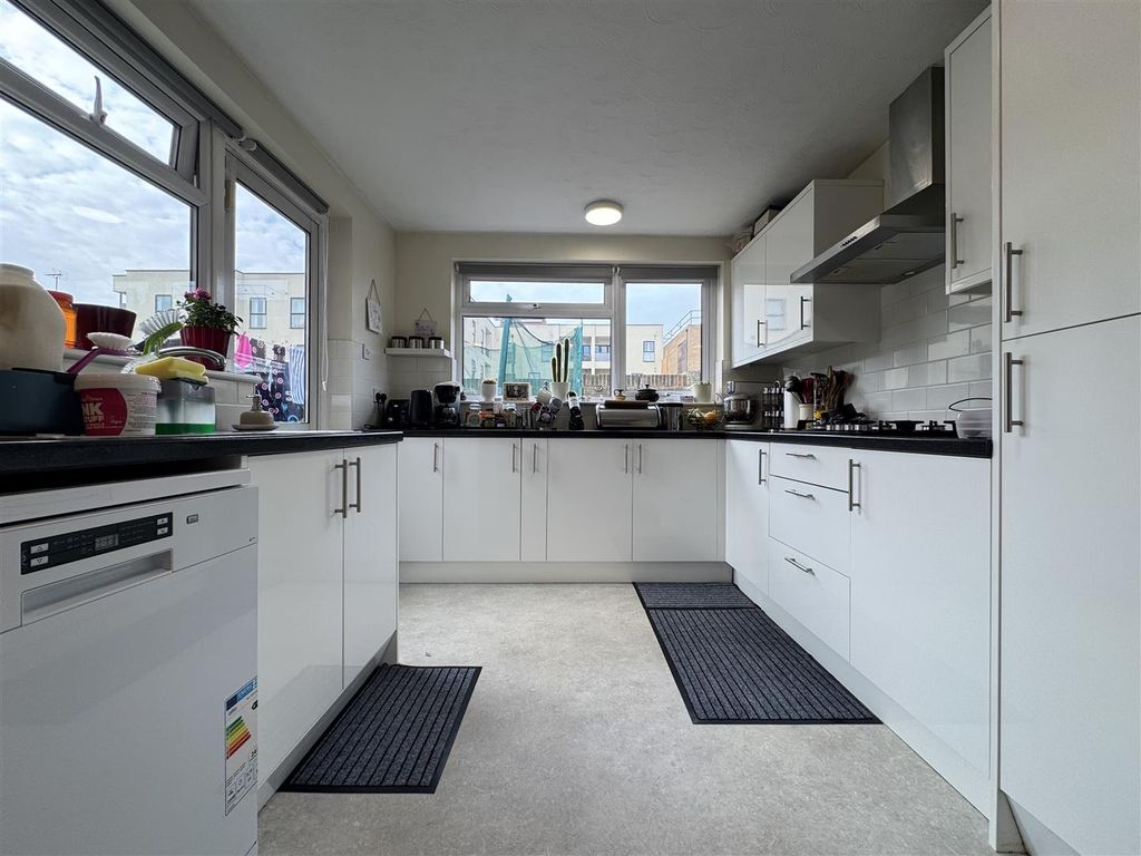 Property photo 3 of 35