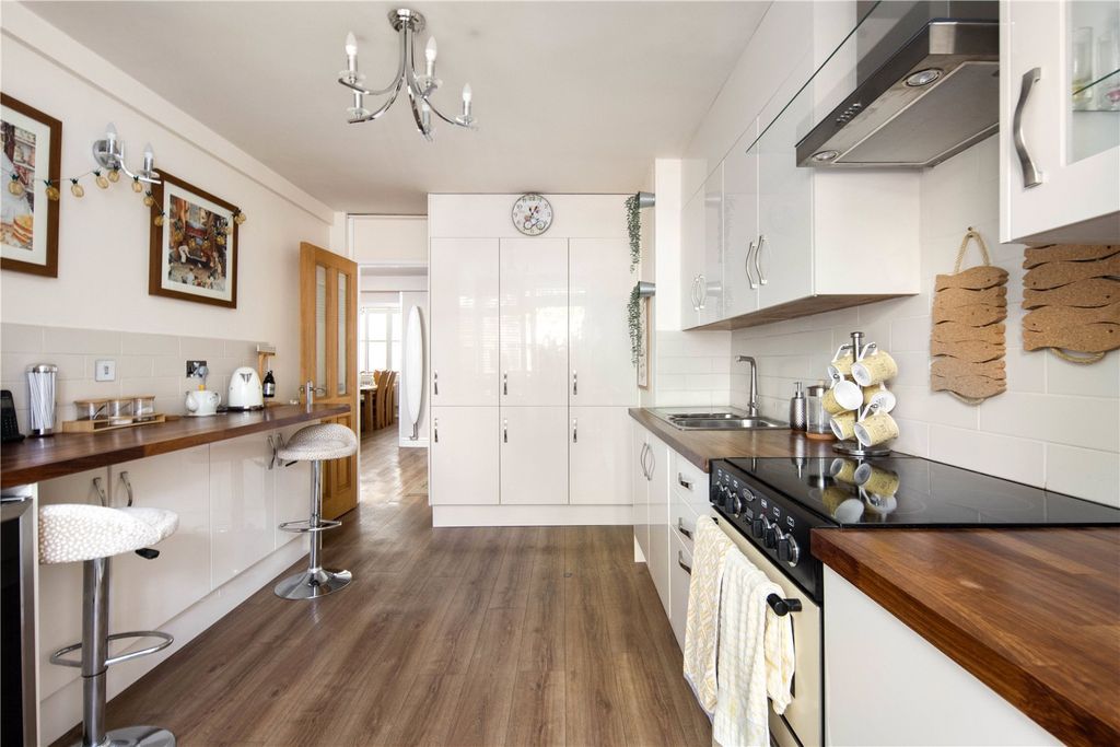 Property photo 2 of 18 Kitchen
