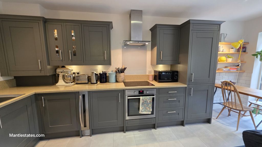 Property photo 2 of 18 Kitchen