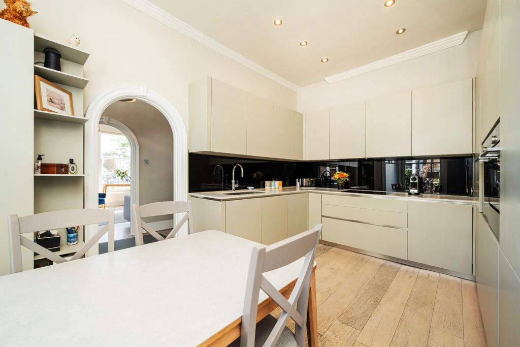 Property photo 3 of 11 Minford Gardens