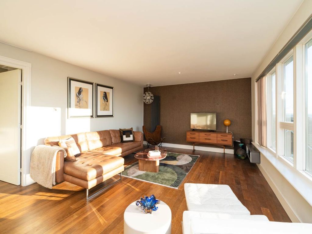 Property photo 3 of 11 Interior005