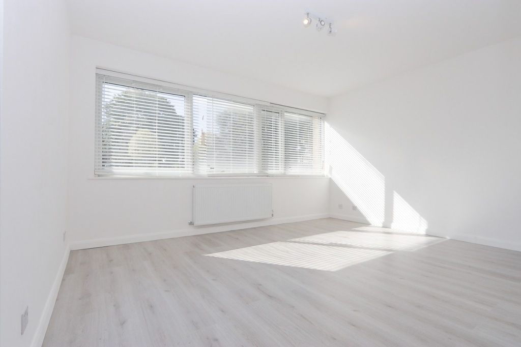 Property photo 3 of 11 Living Room