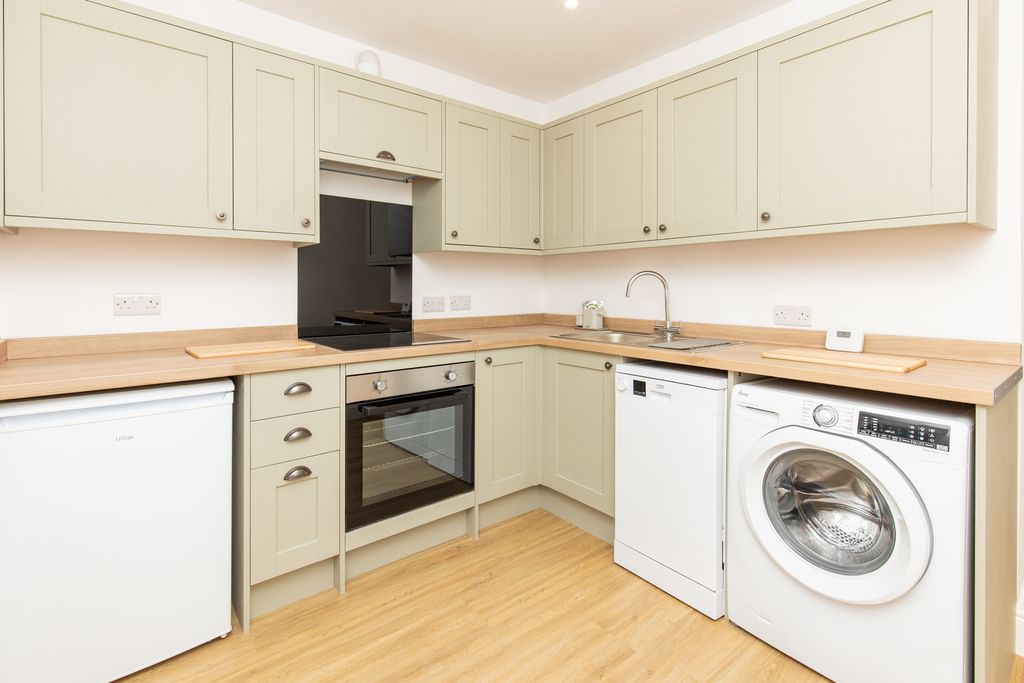 Property photo 3 of 7 Fitted Kitchen