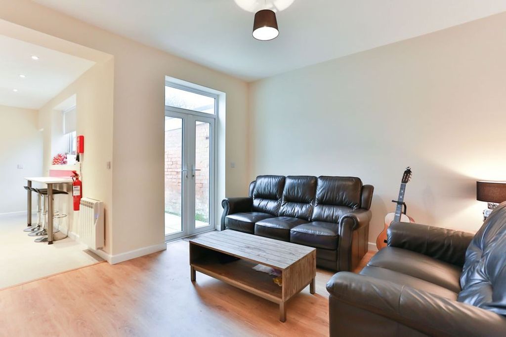 Property photo 2 of 11 Photo 1