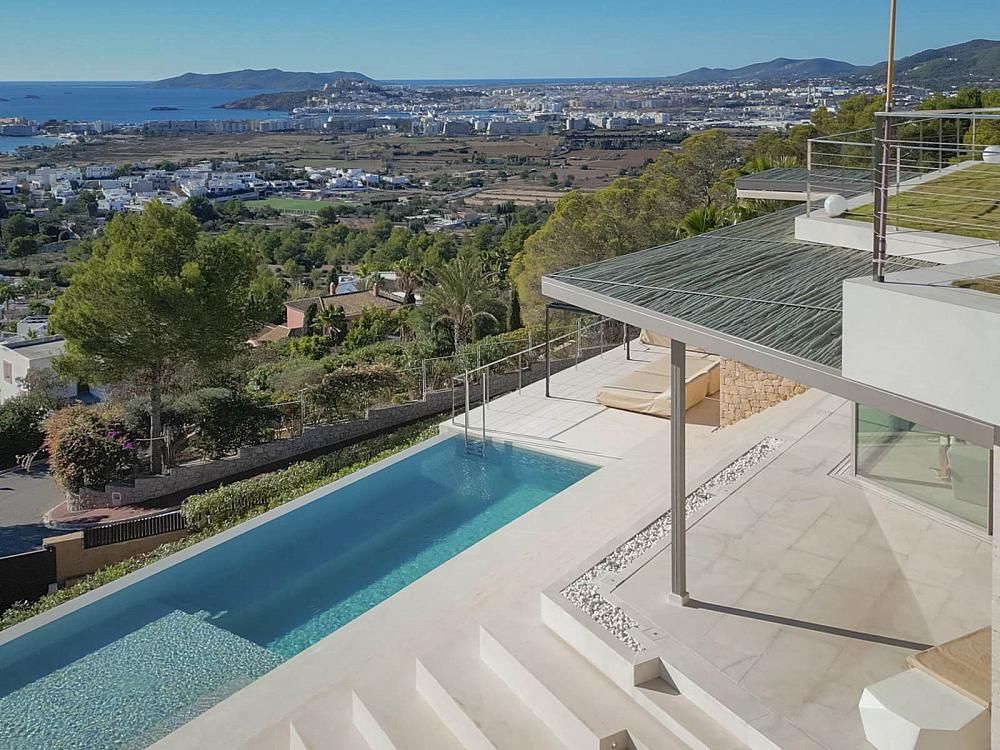 Property photo 1 of 32