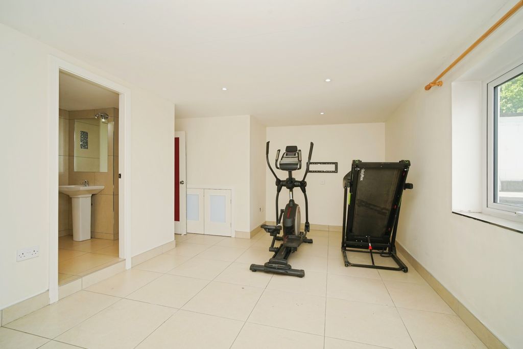 Property photo 2 of 31 Salon