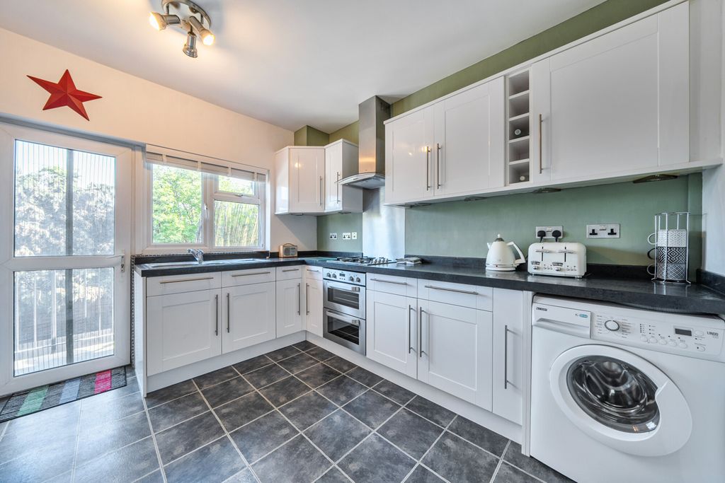 Property photo 3 of 19 1436918-19-69d4Fa...