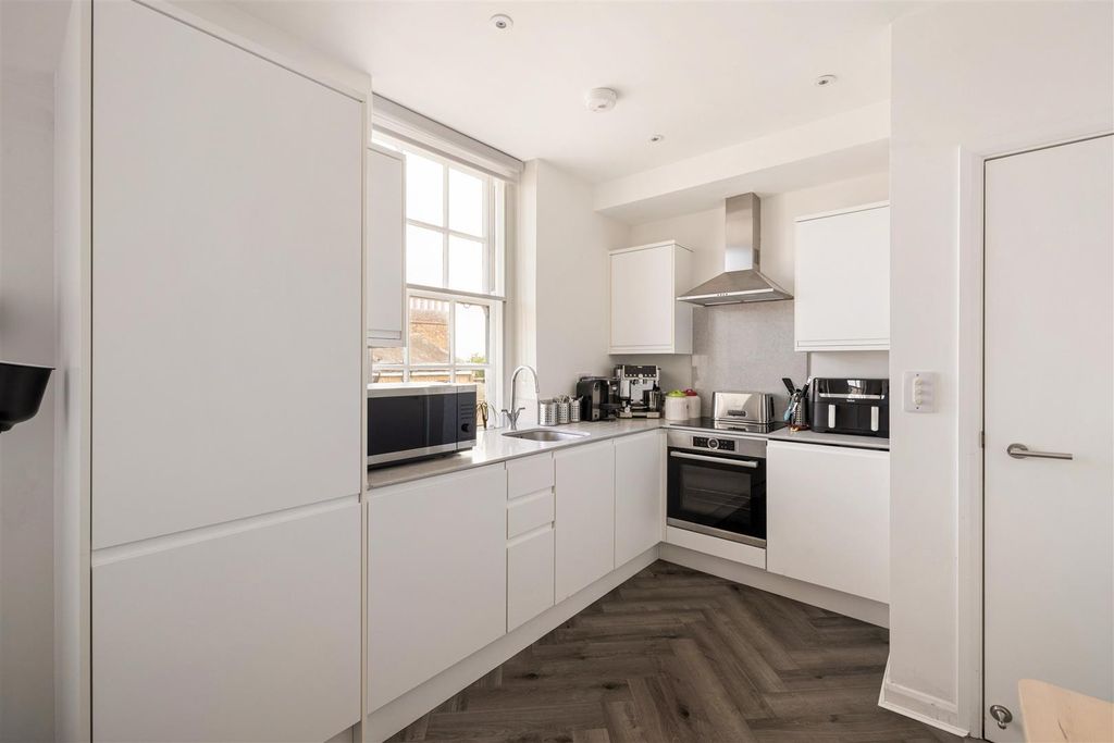 Property photo 1 of 15 George Lane, E18