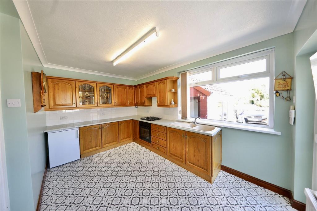 Property photo 3 of 26 Kitchen