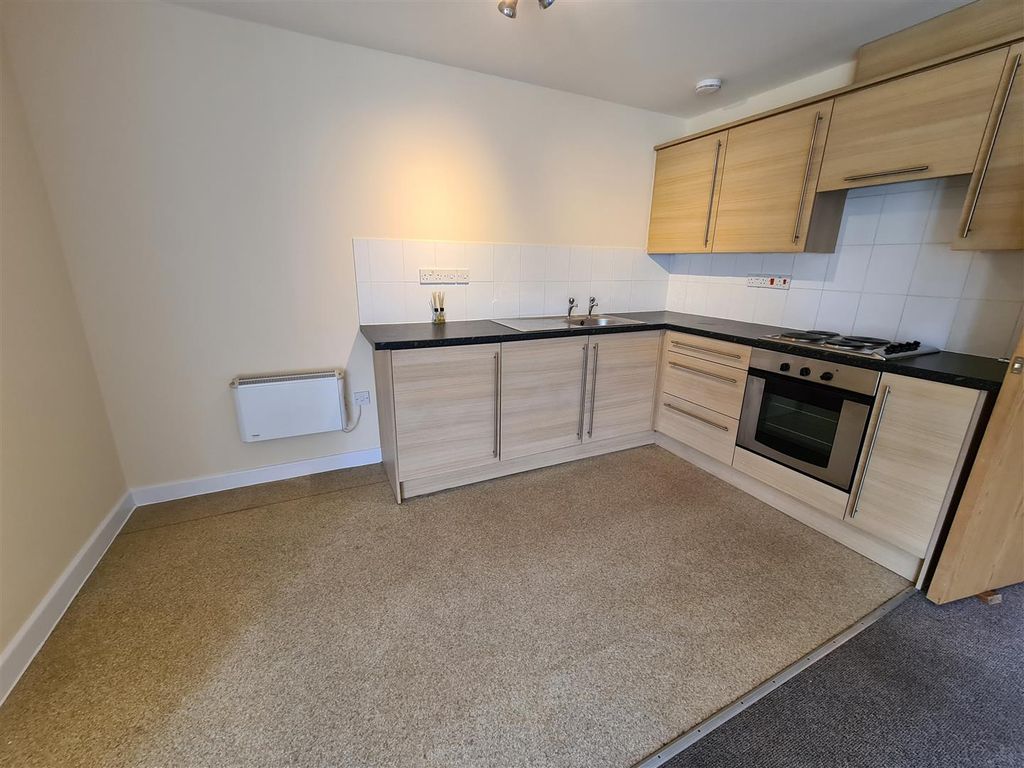 Property photo 2 of 5 Barclay Court 7 - Kitchen.Jpg