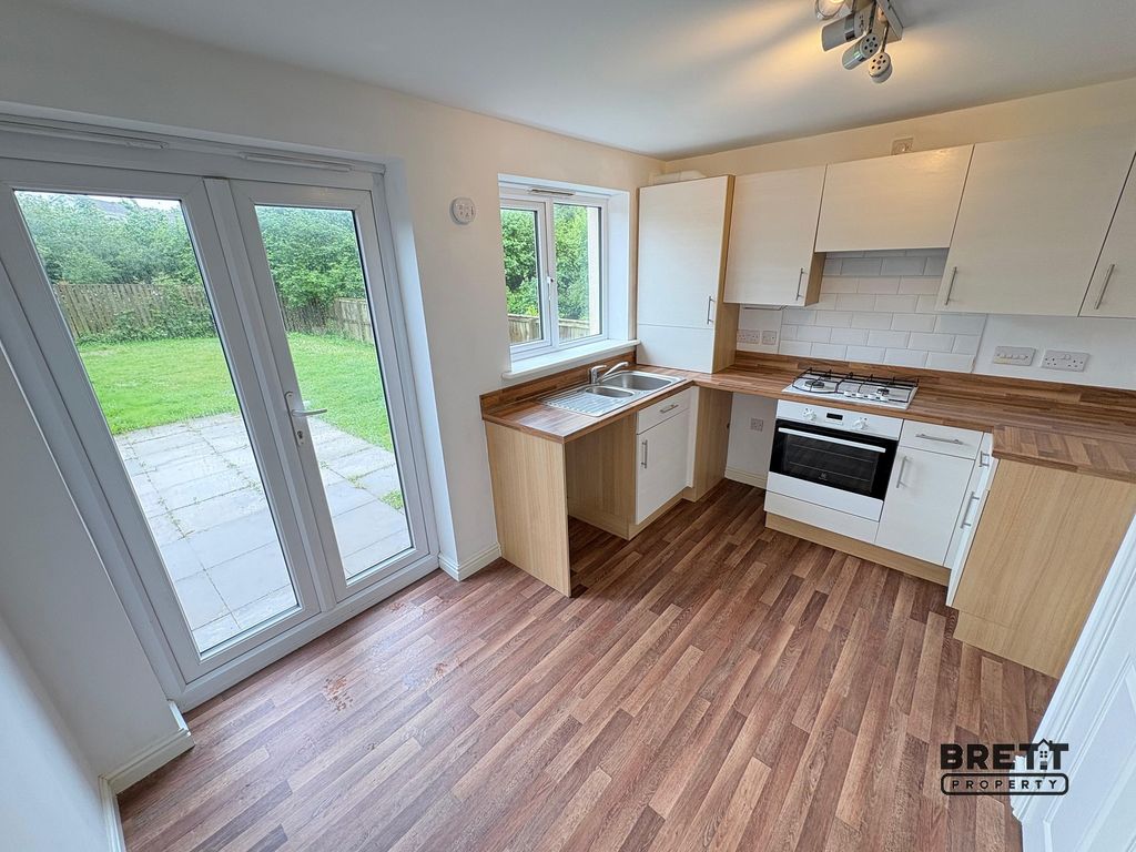 Property photo 2 of 10 Kitchen