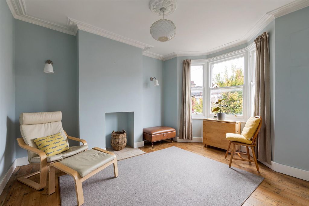 Property photo 3 of 24 Shrubland Road, E17