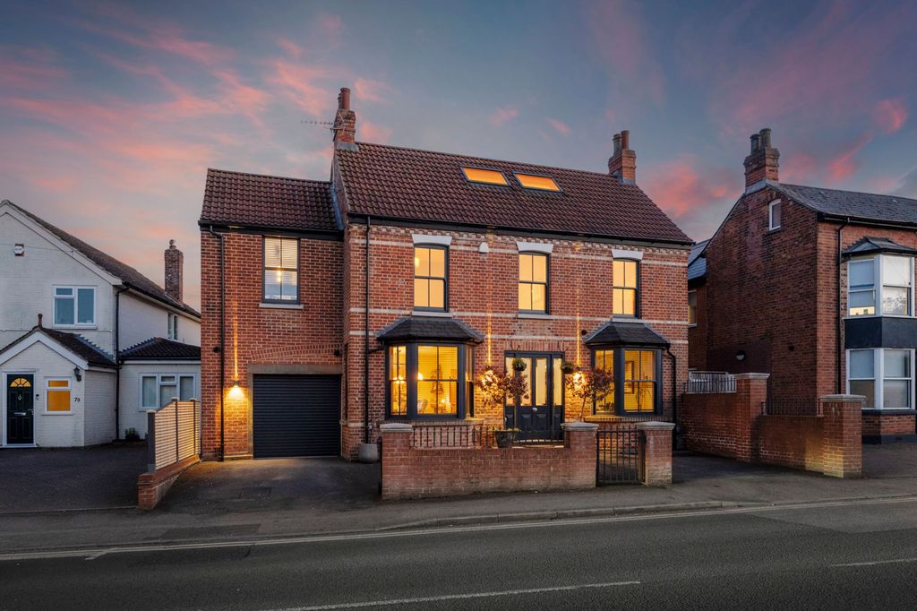 Property photo 1 of 23 London Road Twilight