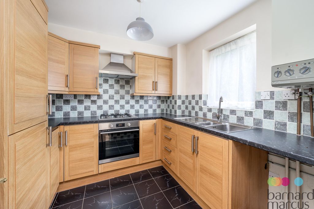 Property photo 2 of 11 Kitchen