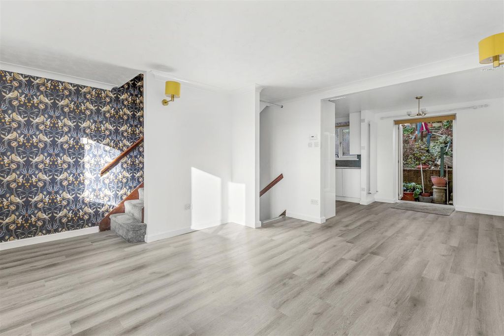 Property photo 3 of 11 3 Gibbs Close, Hp13 5Yb-6.Jpg