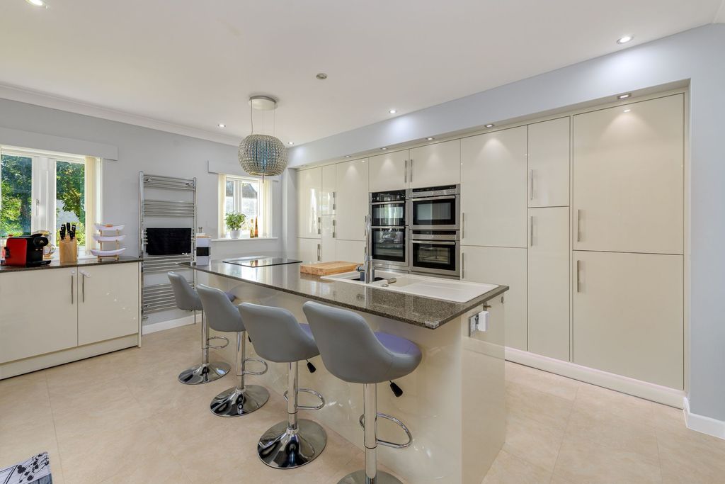 Property photo 3 of 33