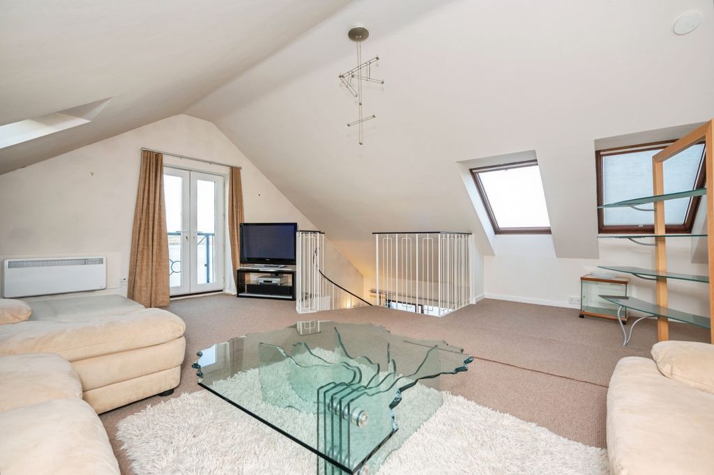 Property photo 3 of 15 Lounge