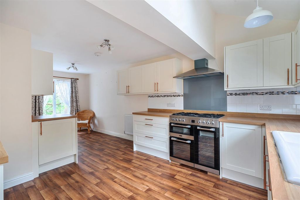 Property photo 3 of 18 Kitchen
