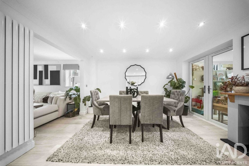 Property photo 3 of 32