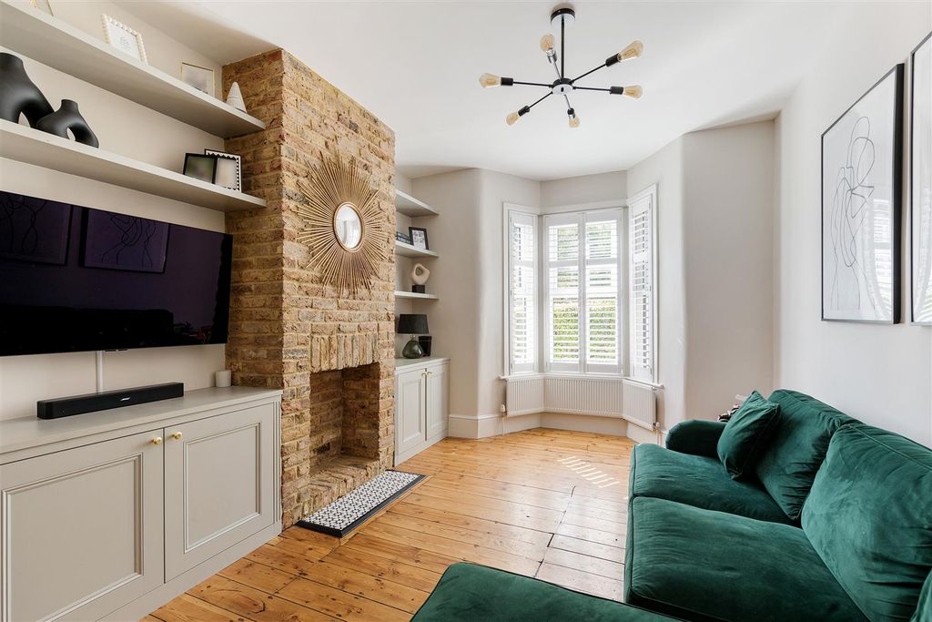 Property photo 2 of 28 Brookfield Avenue, E17