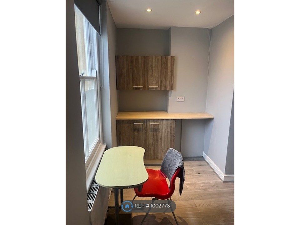 Property photo 3 of 18 Room 3