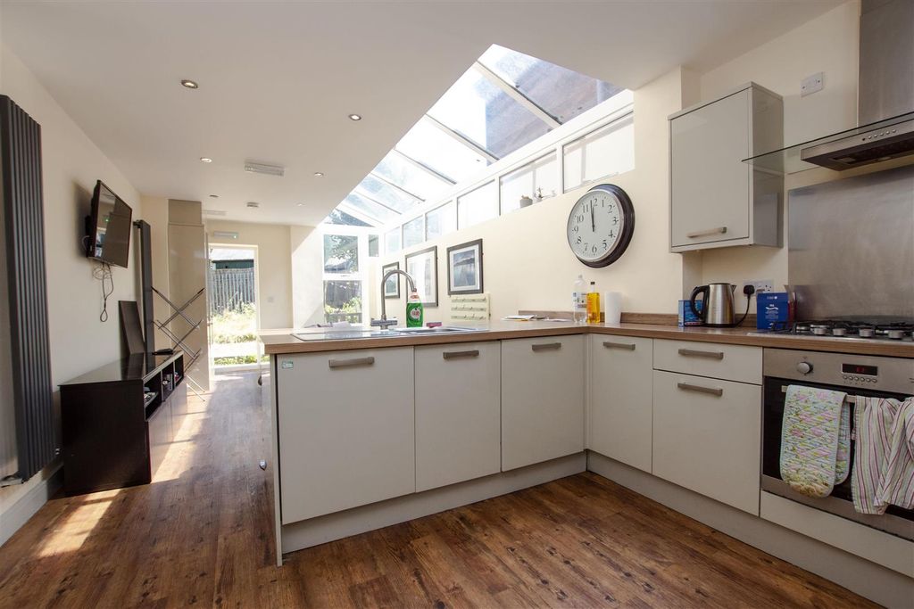 Property photo 3 of 12 Approach