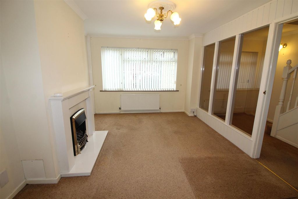 Property photo 3 of 20 Lounge