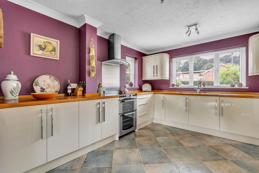 Property photo 2 of 28 Kitchen
