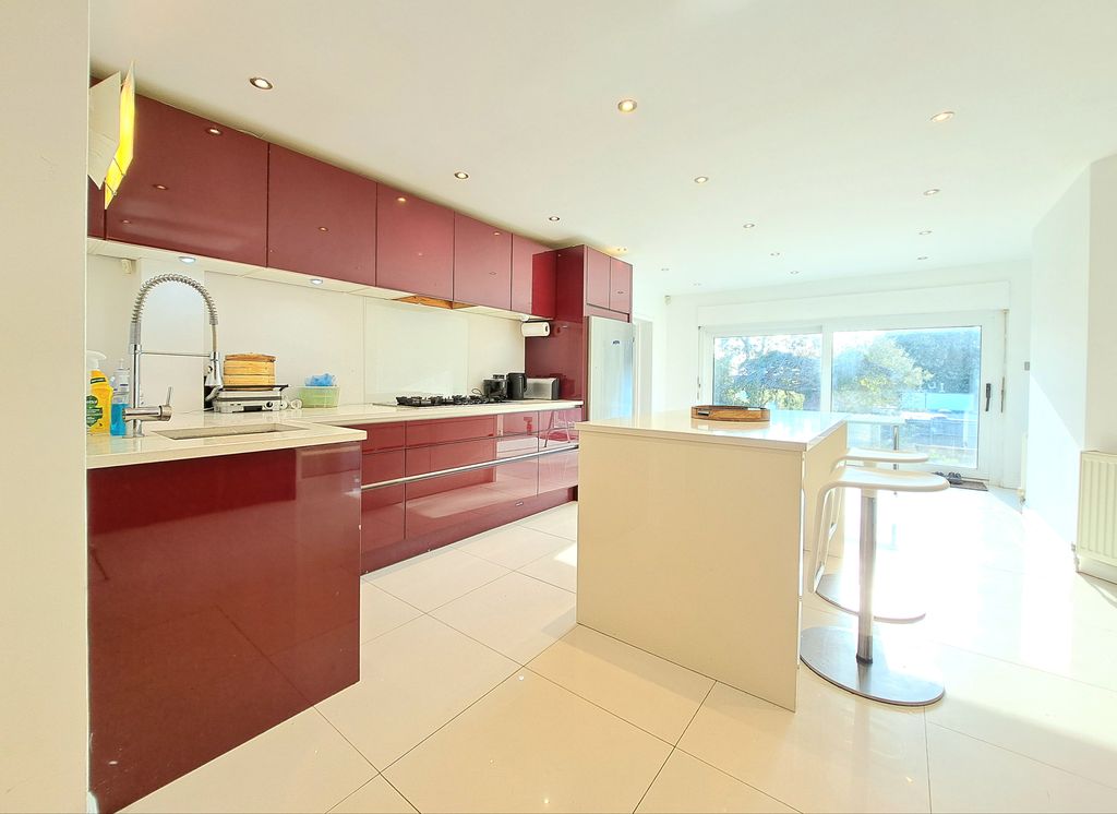 Property photo 1 of 28