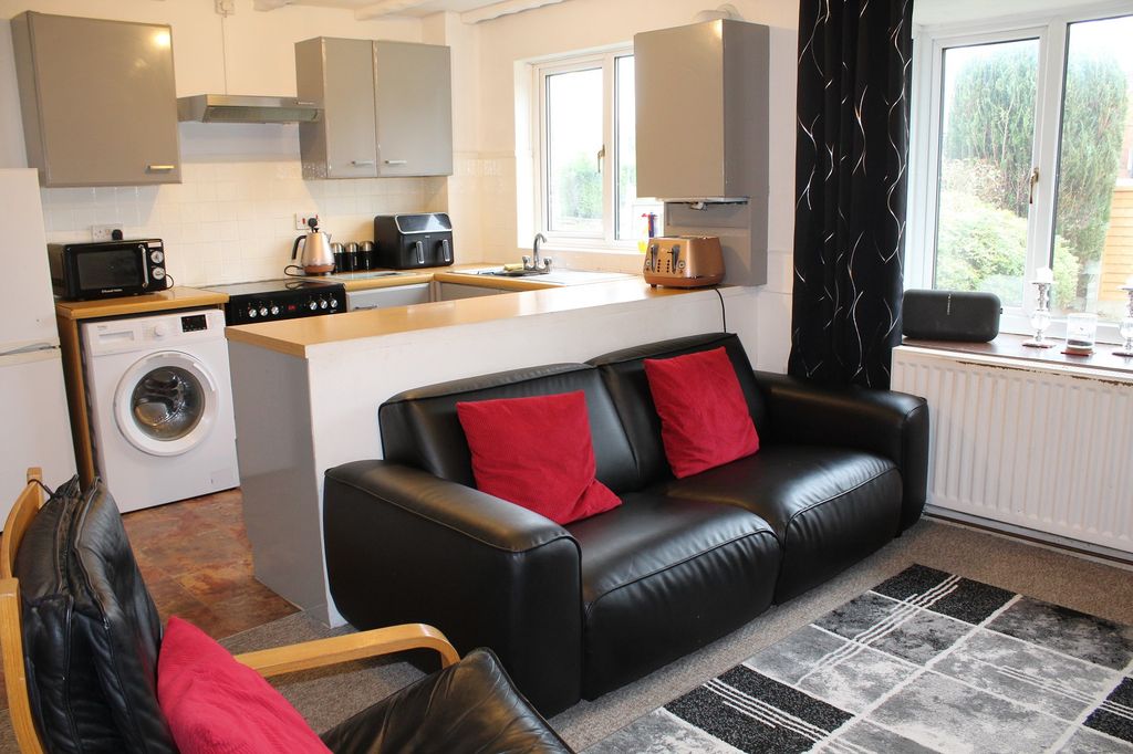 Property photo 2 of 8 Studio Lounge