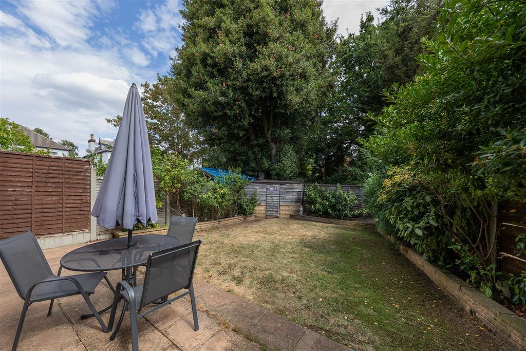 Property photo 2 of 38 Avon Way, E18