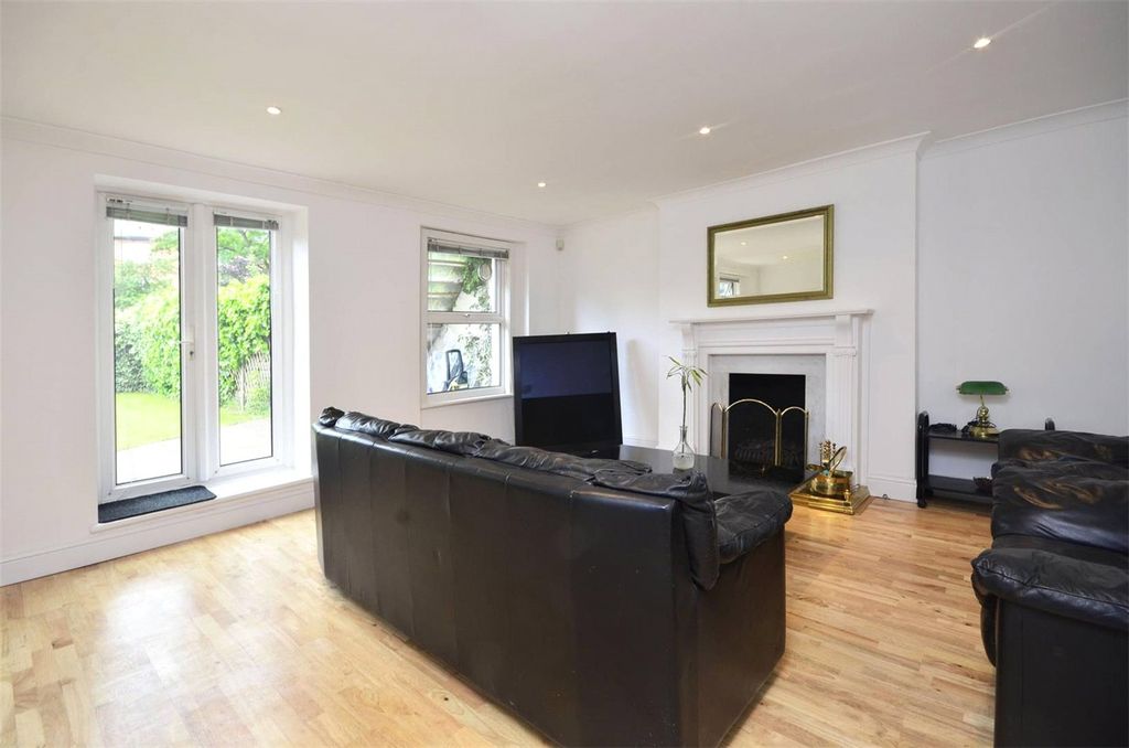 Property photo 3 of 10 Reception